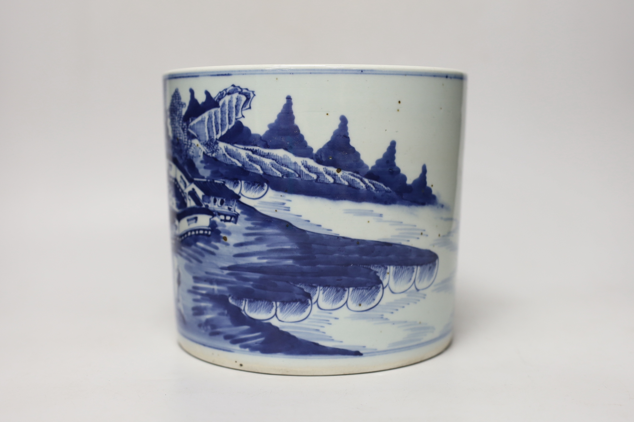 A Chinese blue and white brushpot, 17.5cm high